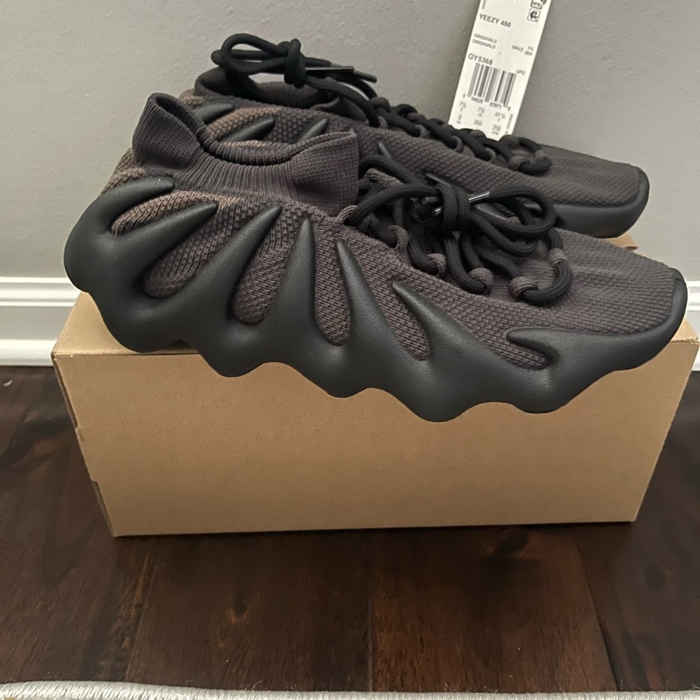 New Men’s size 8 Yeezy 450
